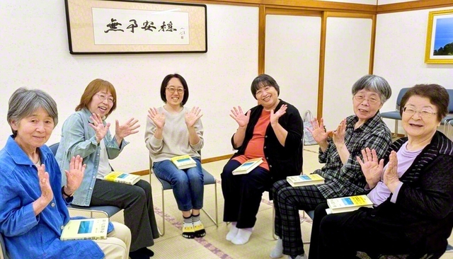 佐藤グループ長（左から3人目）と祈り、前進する同グループの友