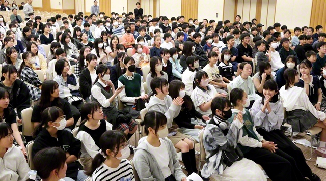 グループ対抗でクイズ大会を行った中等部研修会。親睦を深めた友らには笑顔の花が