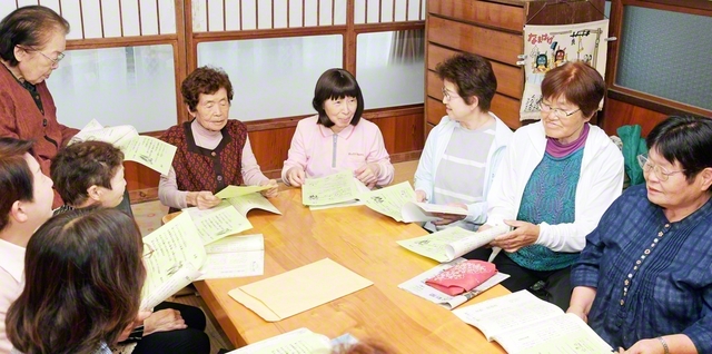 蛭田さん（右から4人目）を中心に、楽しくグループ長の勉強会を開催する常豊地区