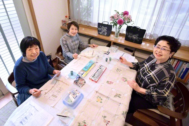 安藤さん㊨が「布絵の会」の友と