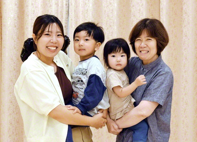 西嶋さん（左端）が家族と。母の盛子さん（右端）は「身近な人が一緒に信心してくれるって本当にうれしくて！　同志として、娘と『祈ると変わるね』って語り合えることが喜びです。私もますます頑張らなくちゃ」