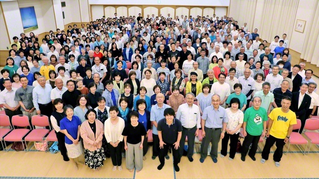 米子常勝県地区部長会が5月30日、勢いよく開催された。吉田尚子さんと長谷川康一さんが活動報告。船津県男子部長、前原県女性部長、本高県長の後、塩出中国長が「自身の壁を破る祈りと行動で、皆が広布勝利の実証を」と励ました（米子文化会館で）