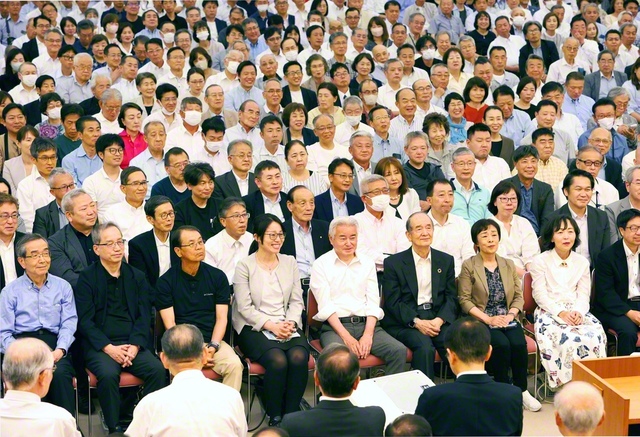大会では、家族の病など度重なる障魔を乗り越え、職場で信頼を広げる米良朗子さんの体験にも大きな拍手が送られた(5月31日、関西池田記念会館で)