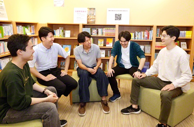 信心のきっかけについて笑顔で語り合った学生部の友(左から新藤さん、小澤さん、月田さん、吉田さん、伊藤さん)