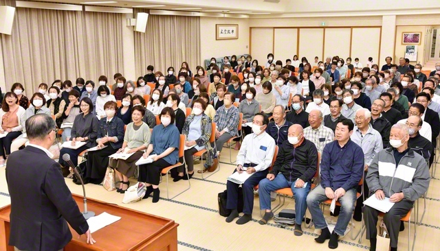 三股本部の活動者会では、学会歌「威風堂々の歌」を合唱した（都城文化会館で）