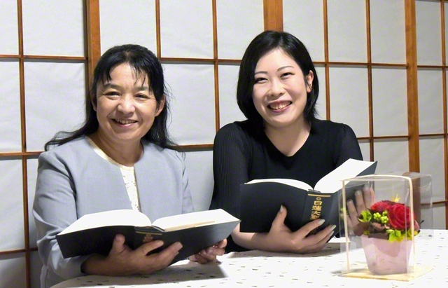 教学研さんに励む岡安さん㊨と梅野さん