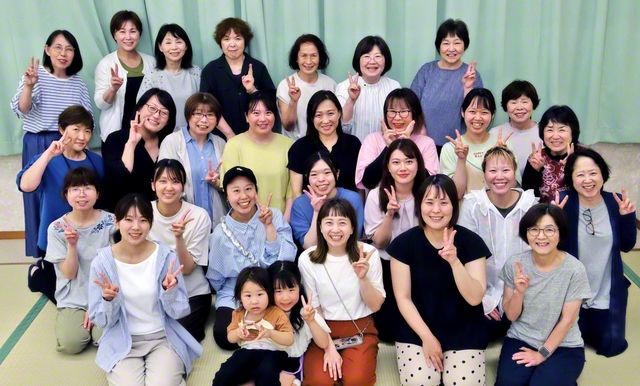 【広島世界圏】松岡良恵さんが祈りを根本に悩みと向き合う模様を報告。少人数のグループに分かれて語り合った後、ゲームで楽しんだ。最後に桜尾中国女性部長が励ました（5月26日、廿日市文化会館で）