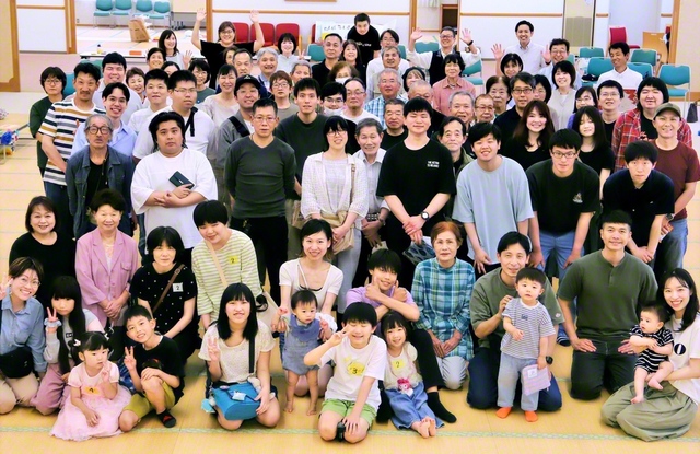 安佐北区スマイルデーの参加者が笑顔で（5月24日、安佐北文化会館で）