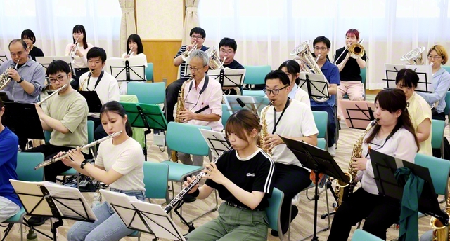 4県合同の練習で心を一つに合わせる（四国池田文化会館で）