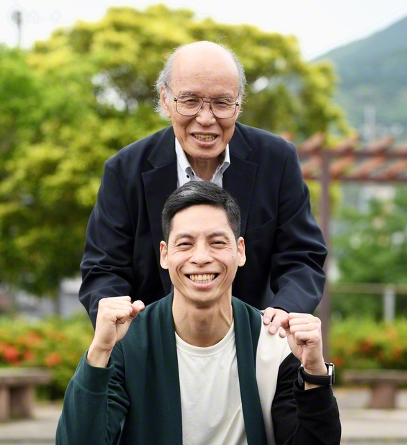 菅原さん㊤と松尾さん（長崎市で）