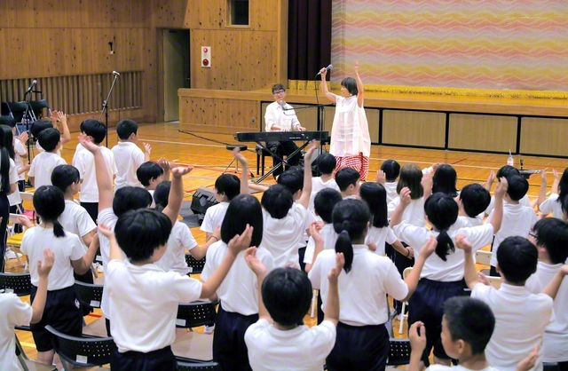 民音学校コンサート　カズンが楽曲披露
