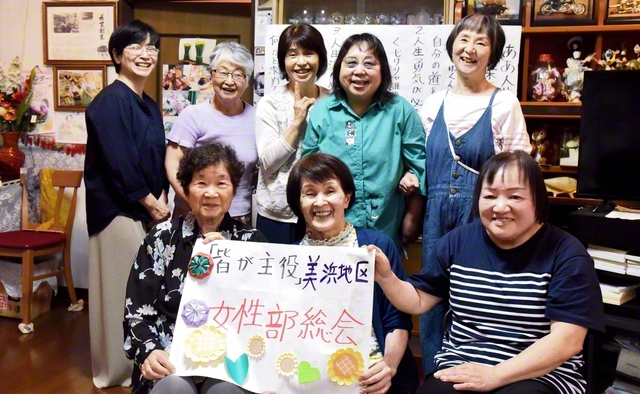 【種子島圏・西之表東支部　田畑グループ】“皆が主役”をテーマに開いた田畑美紀子さんのグループ。島の祭りで親しまれる「カモネ音頭」の体操や、お手玉遊びを友人も交えて行った。水戸黄門に扮した踊りや歌の披露で、笑顔はじけるひと幕も（6日、西之表市内）