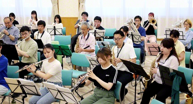 4県合同の練習で心を一つに合わせる（四国池田文化会館で）