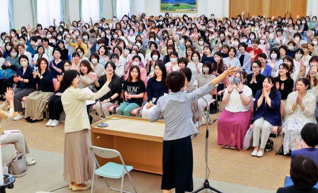 【山口池田・東山口戸田総県】2総県合同の集いがにぎやかに。山口池田総県の沖田女性部長と東山口戸田総県の藤澤女性部長は「一人一人が自分らしく輝き、友情と仏縁を広げよう」と呼びかけた（5月30日、山口文化会館で）
