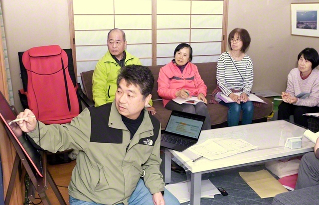 電子黒板にメモをしながら協議（島田市内で）