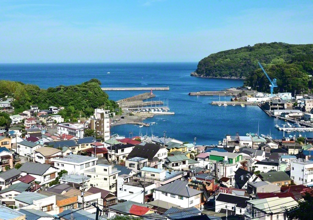 1986年6月30日、池田先生が真鶴会館（当時）を訪問。真鶴港周辺の町並みは、今も当時の面影を残す。40周年の佳節を刻む本年、湯河原旭日圏の友は“地域を照らす灯台に”との指針を胸に、友好を広げている（1日、舩田雄次通信員）