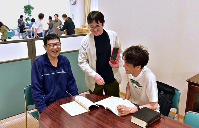 試験終了後、内容を振り返りながら、にぎやかに談笑する男子部の友（長野平和会館）