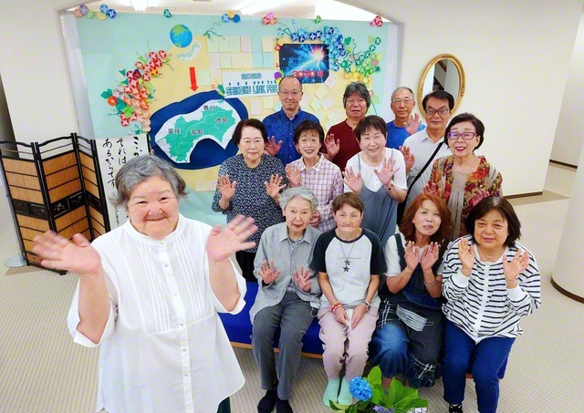 「友達ってええもんやな」。菅原さん（左端）が地域の同志と笑顔で