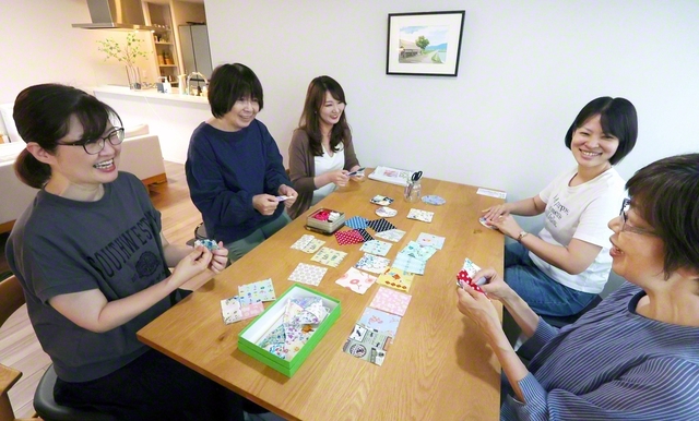 コースターを作りながら、皆で語り合った（8日、広島市南区内で）