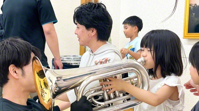 和泉文化会館で行われた「未来・ファミリーデー」の催し。子どもたちは楽器体験会などを楽しんだ（14日）