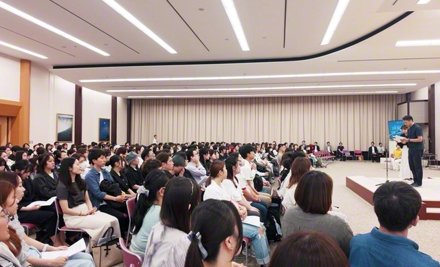 新たな挑戦に心を躍らせて、神奈川各地から集った友（14日、神奈川文化会館で）
