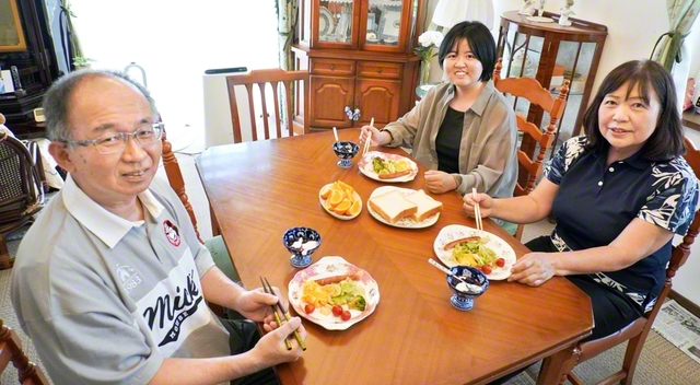 山下さん㊥が、父・一彦さん㊧、母・佳子さんと
