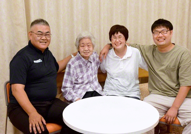 左から父・有一さん、祖母・須美子さん、母・敏子さん、宏紀さん