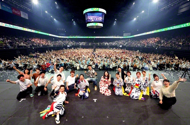 メインステージのフィナーレ演目後には、出演者と参加者で記念撮影を（ゼビオアリーナ仙台で）