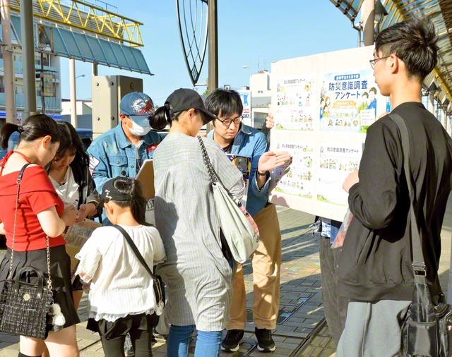 花巻市の「マルカンビル」前で、「みんなのBOSAI意識調査」を実施する第2総県男子部の友