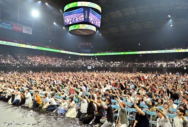 「We　Shall　Overcome」のかけ声で勝利を誓い合った（14日、ゼビオアリーナ仙台で）