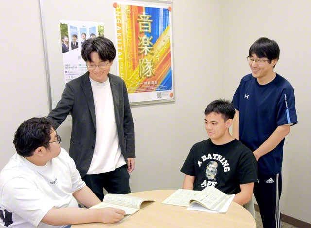 受験者を激励する壮年部・男子部の友（7日、武生文化会館で）