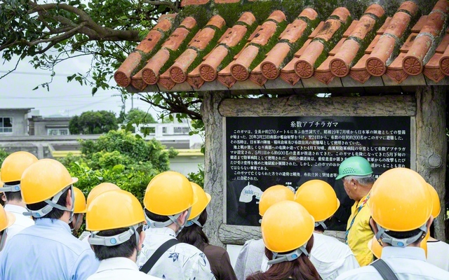 糸数アブチラガマでの沖縄戦の惨状を聞く参加者