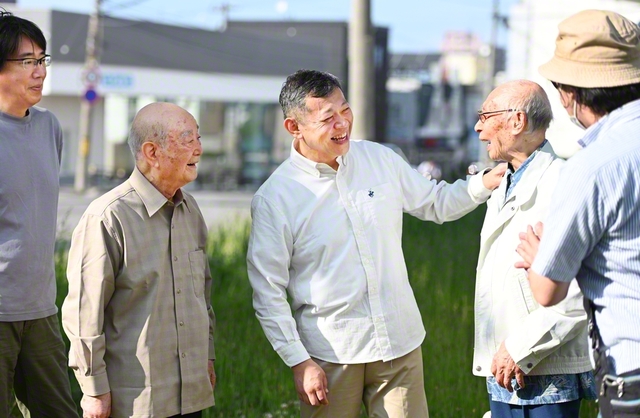 「縁する人をみんな笑顔にしたい」と中上さん（写真中央）