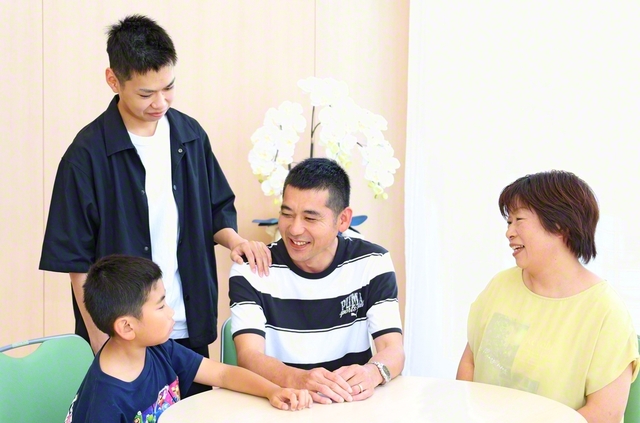 仲良く語らう安仁屋さん一家（右から妻・麻佑子さん、安仁屋さん、三男、四男）