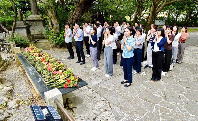 池田先生が1960年、沖縄初訪問の際に訪れた「ひめゆりの塔」。サミット参加者は、師の平和建設の誓いに連なり、祈りをささげた（13日、糸満市内で）