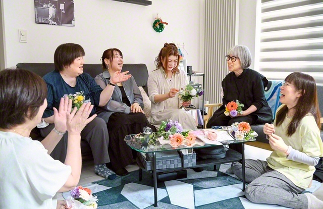 女性部総会では楽しくミニブーケ作りも（13日、南幌町内で）