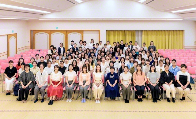 女性部の「あけぼの合唱団」が入卒団式を晴れやかに。新任の内田千賀子団長が決意を述べ、永長関西女性部長が激励した（14日、関西白百合青春会館で）