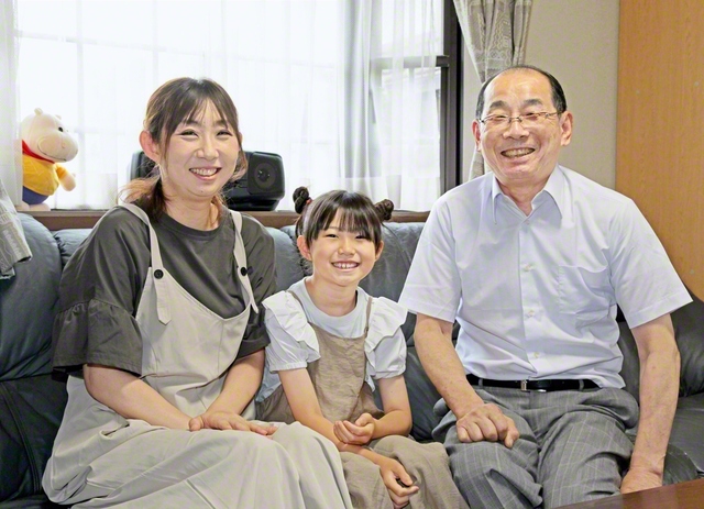 長女の正美さん㊧、孫㊥と共に笑顔の北川さん