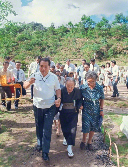 白山総ブロック（当時）の功労者と共に歩く池田先生（1976年7月25日、三重研修道場で）
