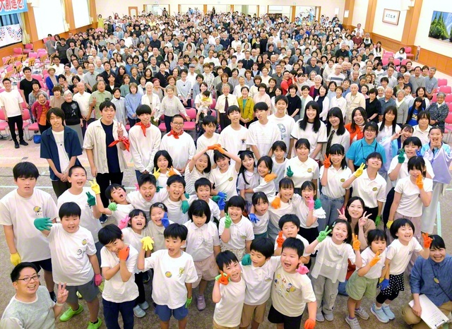 14日、高知文化会館で開かれた「こうち　きぼうコンサート」。出演者の石元美智子さん・龍成さん親子と西森翔矢さんが、自身の成長を懸けて練習に励む模様などを語った