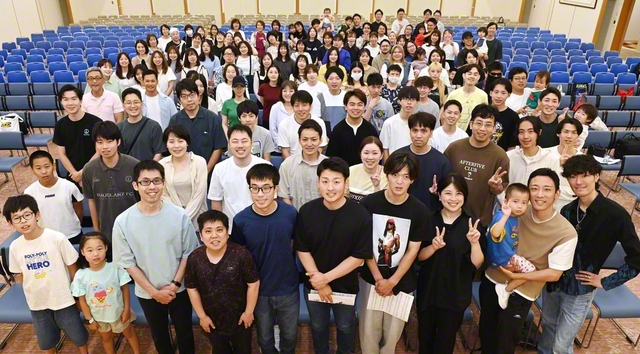 石川平和会館で行われた「つながるフェス」出演者結団式。平和の連帯を広げゆく誓いを新たにした（14日）