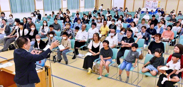 原坂氏のトークで会場は笑顔いっぱいに（姫路平和講堂で）