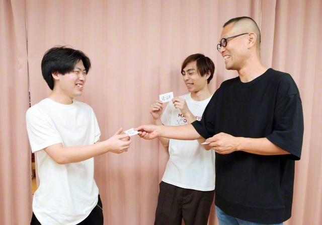星亨さん㊨が青木大地さん㊥、宇佐美勇翔さんに“千の言葉プロジェクトカード”を手渡し、笑顔で語り合う