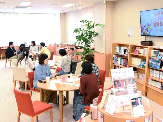 語らいが弾んだ前回の読書会（5月10日、新潟池田文化会館で）