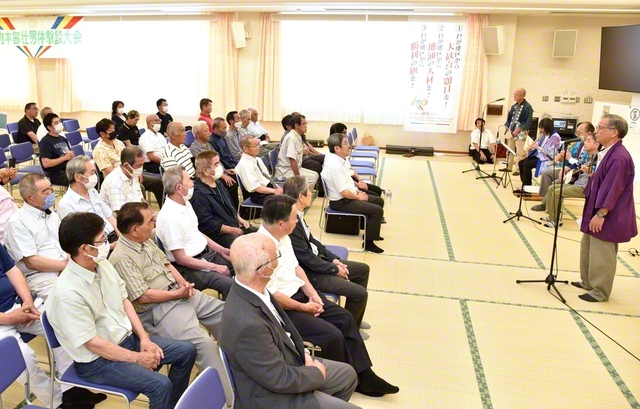 日向本部の“壮男”大会では、同志の趣味であるプラモデルや絵などを展示したコーナーも（日向文化会館で）