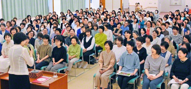 広島池田総県女性部大会では、長野里美さんと高木みほさんがピアノと二胡の演奏を披露。杉本女性部総合長が「仏法の哲理を語り、社会に希望の連帯を」と呼びかけた（20日、東広島文化会館で）