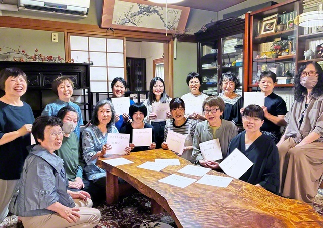 【下関大勝圏・新下関支部　栄光地区】複数のグループが合同で開催。「小さい頃の夢は？」「100万円あったら何を買う？」などの質問コーナーを設け、トークが盛り上がった（21日、下関市内で）