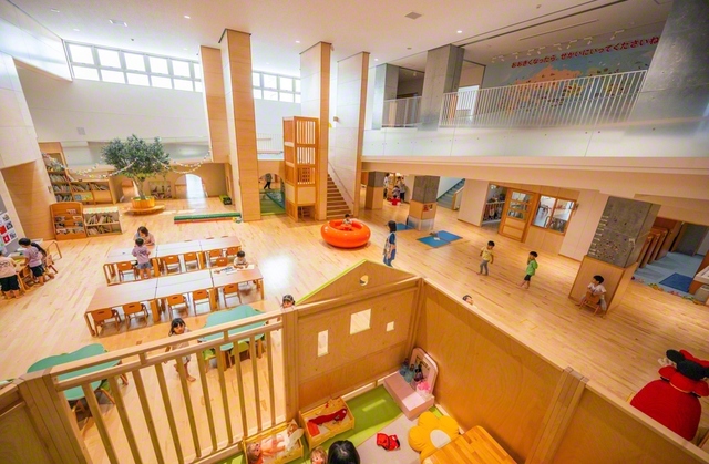 1階の「なかよし広場」。2階まで吹き抜けの広々とした空間に、子どもたちの笑い声が響く