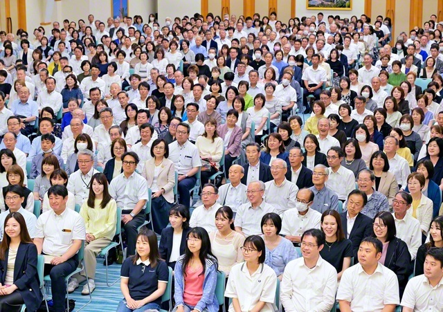 原田会長と共に決意新たに出発した総兵庫の友。「いざや前進　恐れなく」と「常勝の空」を高らかに歌い勇躍前進（13日、兵庫池田文化会館で）