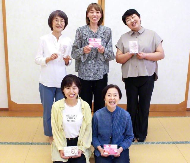【桜本陣区・西堀桜花支部　倉島グループ】倉島妙子グループ長は毎月の集いに向け、一人一人に真心の励ましを。総会は2人の友人も参加し、明るく対話の花を咲かせた（6日、埼玉文化会館で）